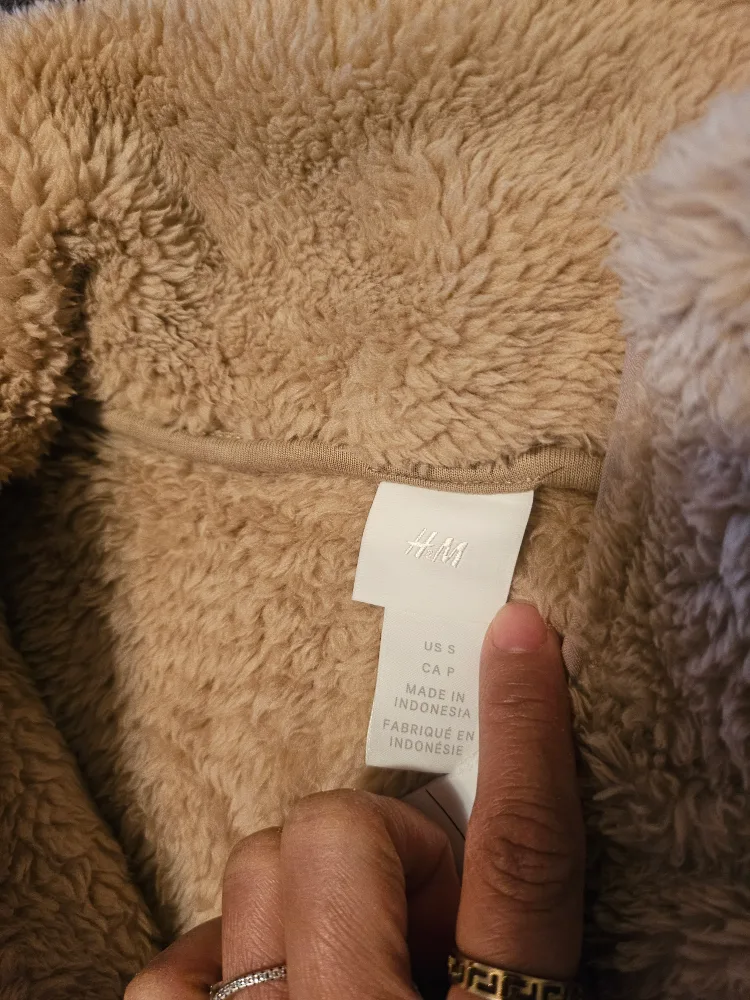 H&M Women's Beige Fuzzy Half-Zip Pullover image indicator(2)