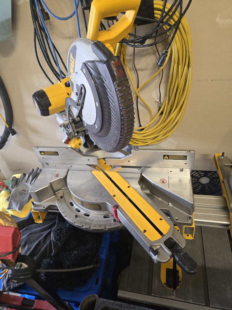 Dewalt 12" Sliding Compound Miter Saw