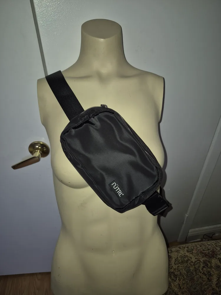FUTRL Black Fanny Pack Waist Bag image indicator(2)