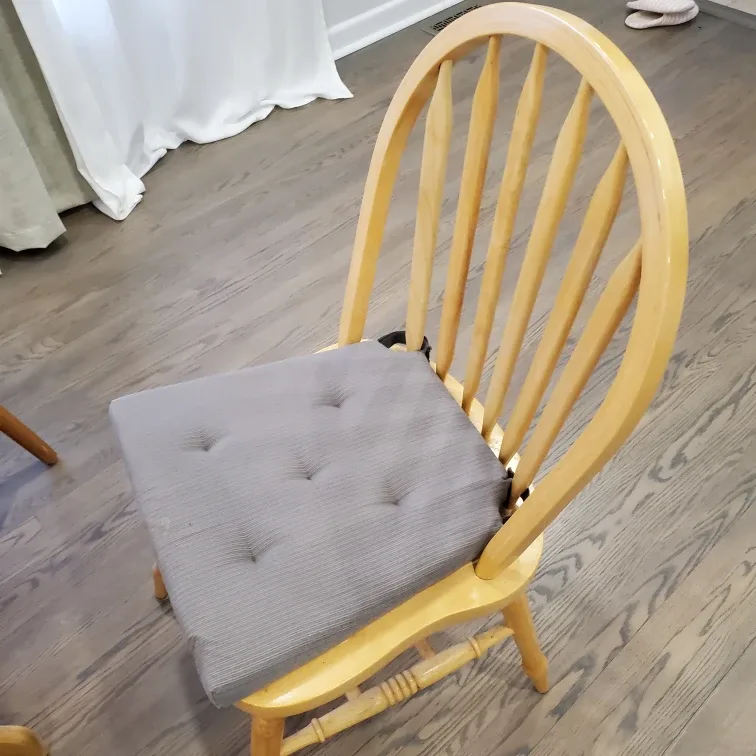 Round dinning table and 4 chairs image indicator(6)