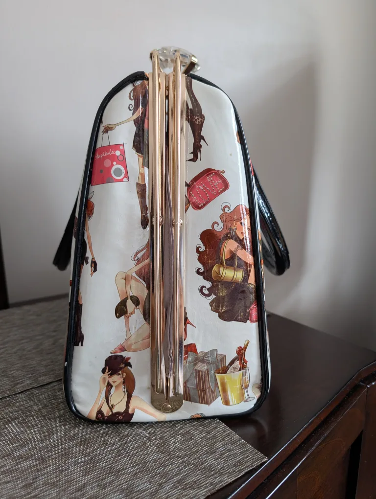 Stylish Fashion Handbag with Unique Design image indicator(2)