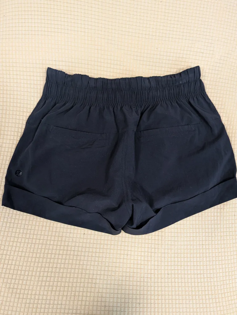 Lululemon Black Shorts Size 4 image indicator(2)