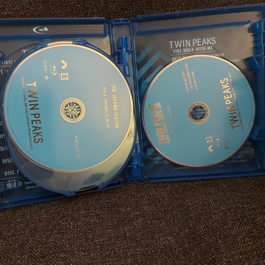 Twin Peaks:  1 & 2 season plus movie Blu-ray image indicator(7)