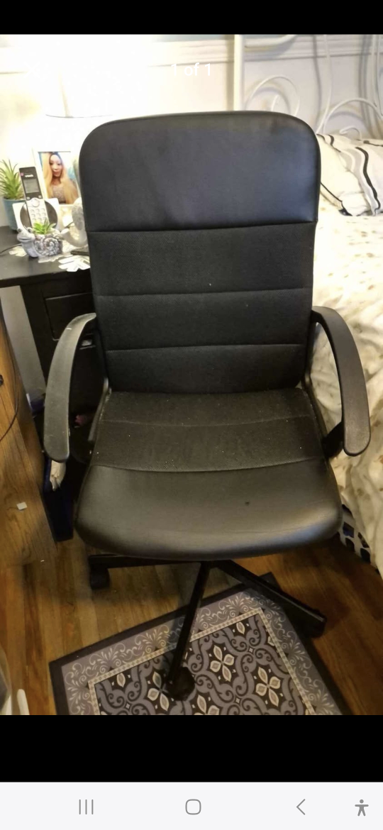 Black office chair