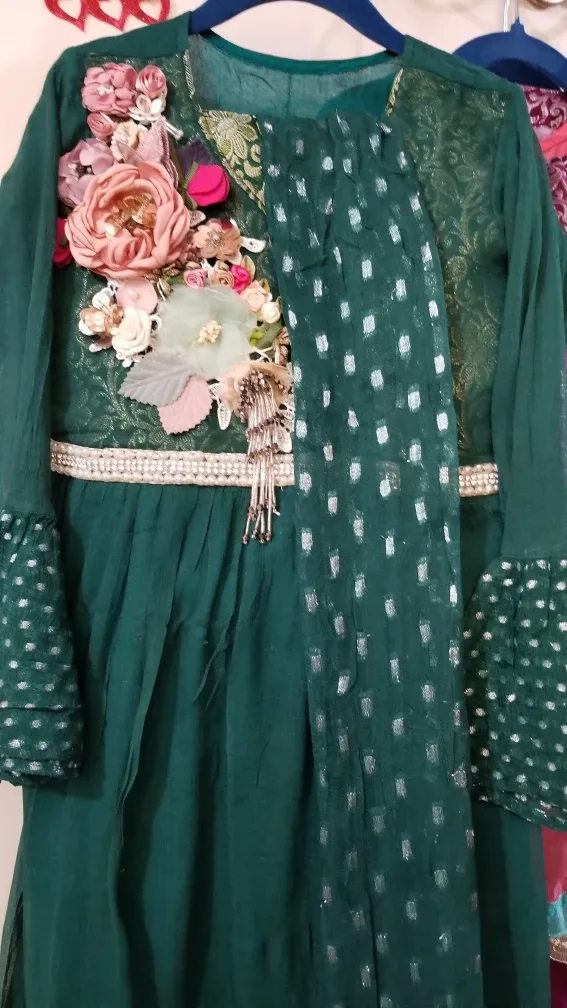 Girls' Emerald Green Shalwar Kameez with Floral Detailing image indicator(4)