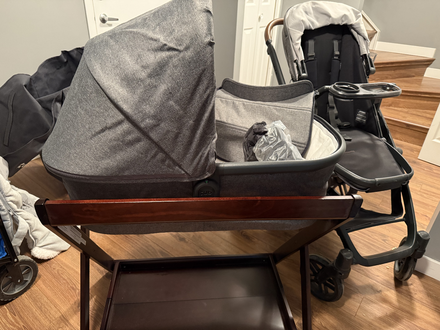Uppababy Vista V2 Stroller with Bassinet and Accessories - photo 2