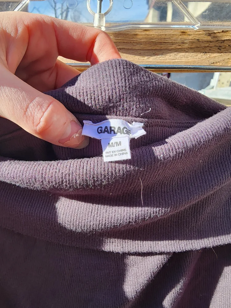 🧡 Garage Off-the-Shoulder Long Sleeve Crop Top image indicator(2)