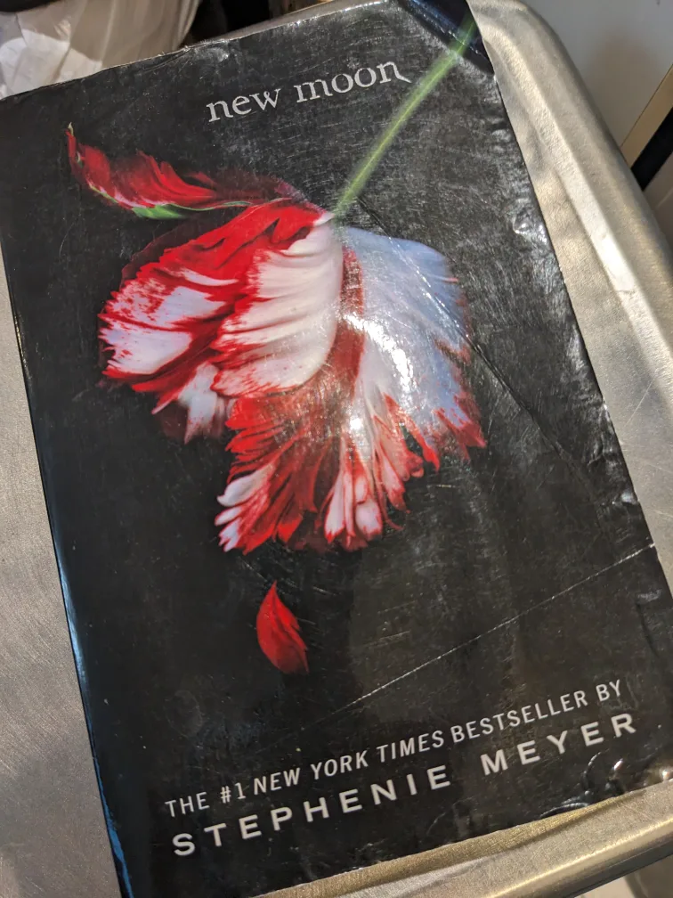 Twilight New Moon Book image indicator(2)