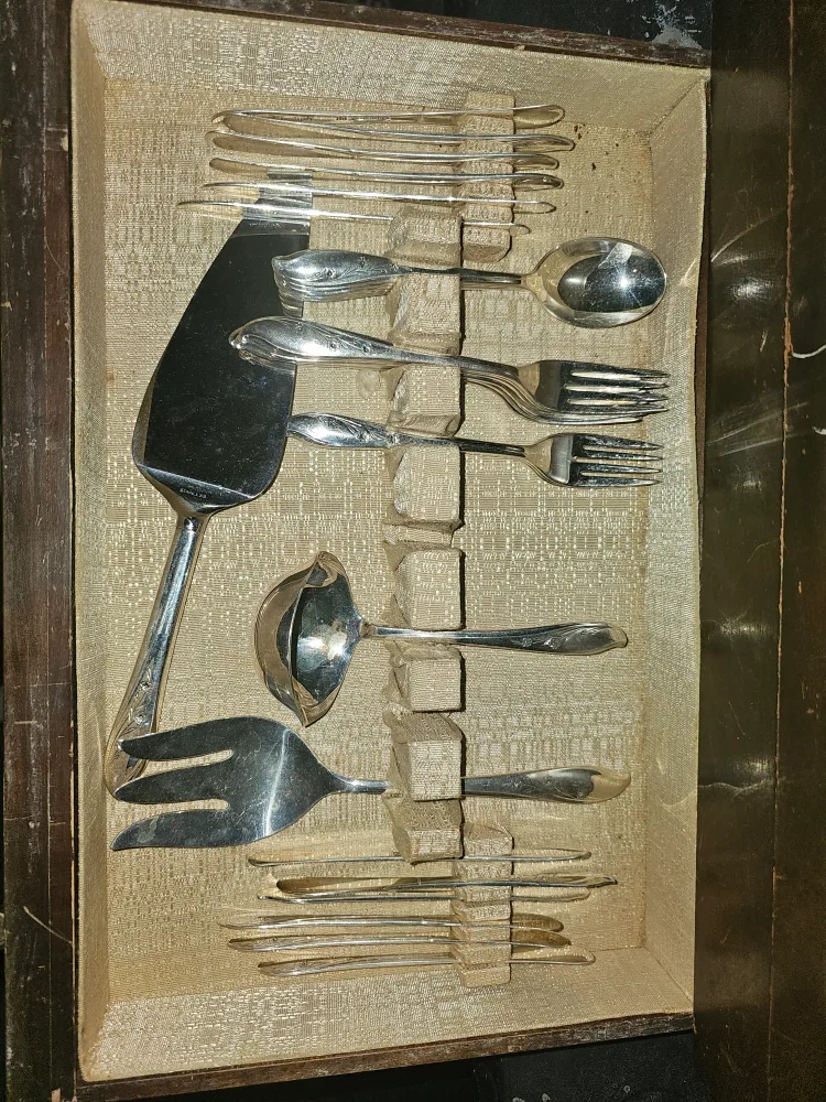 Vintage Silverplate Flatware Set in Original Case image indicator(3)