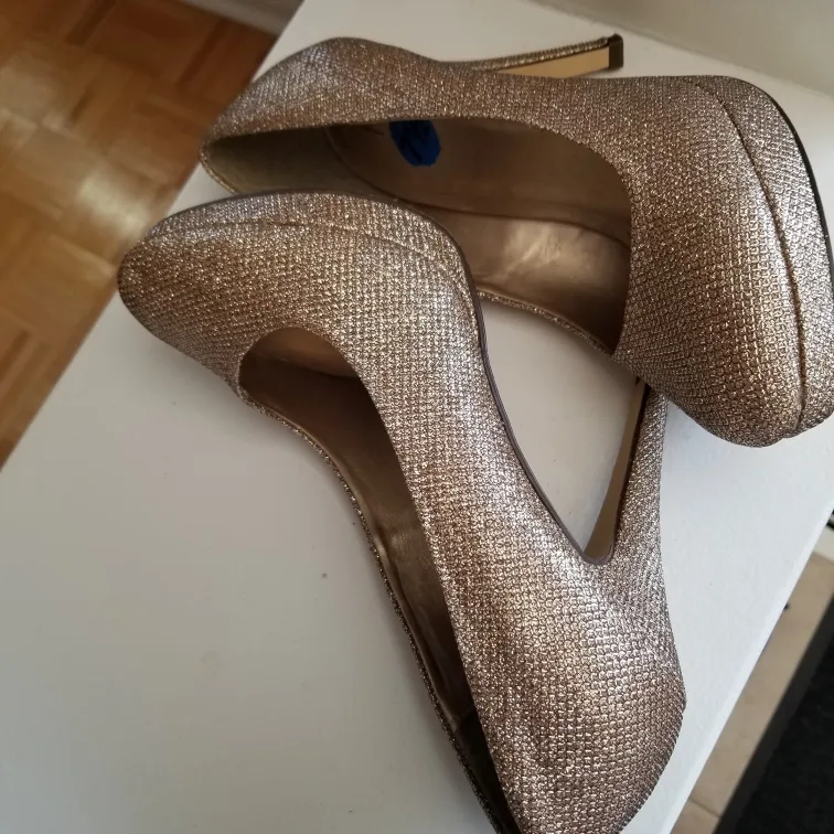 Gold Glitter High Heels - Size 7 1/2 image indicator(3)