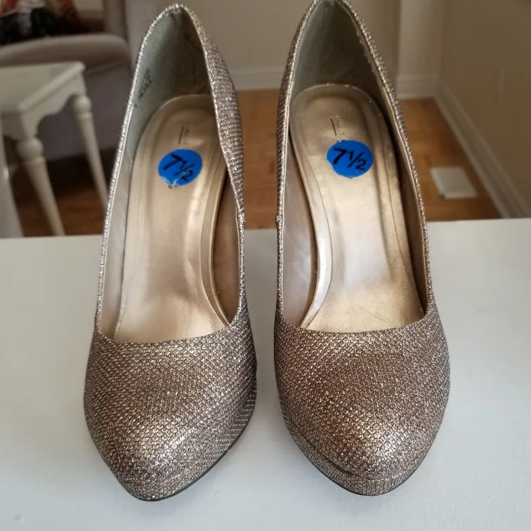 Gold Glitter High Heels - Size 7 1/2 image indicator(5)