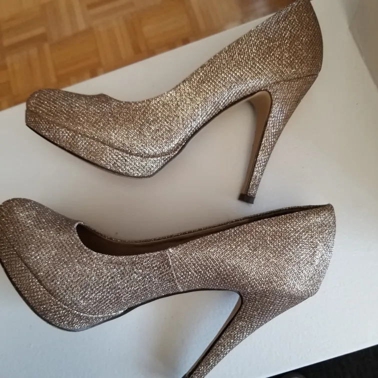 Gold Glitter High Heels - Size 7 1/2 image indicator(7)