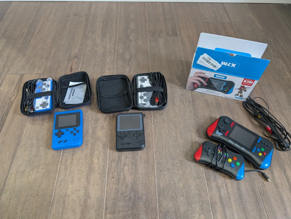 Retro Handheld Game Consoles + Controllers & Cases image indicator(2)