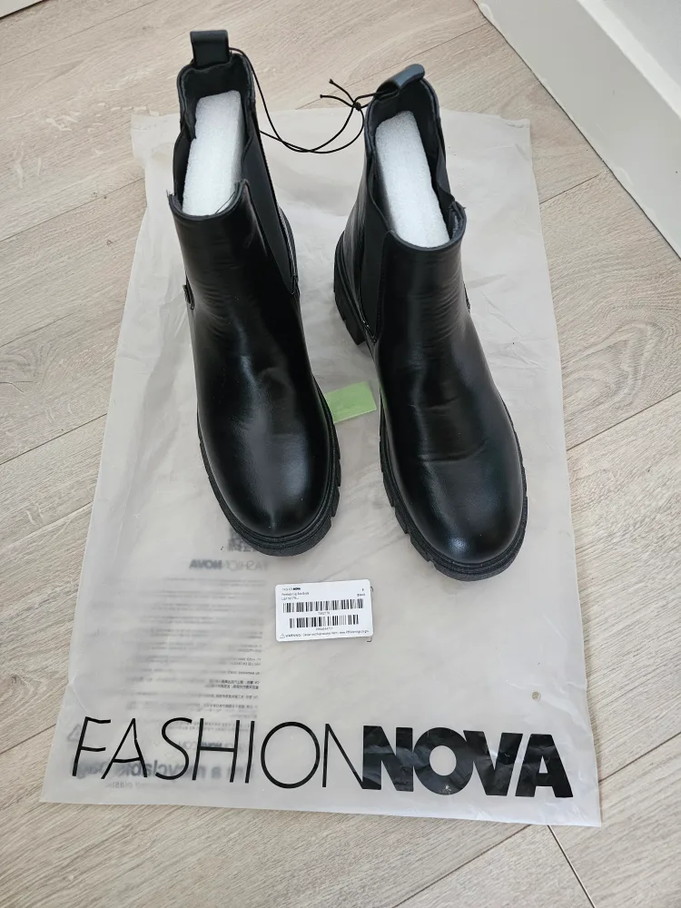 Fashion Nova Penelope Lug Sole Boots - Black image indicator(2)