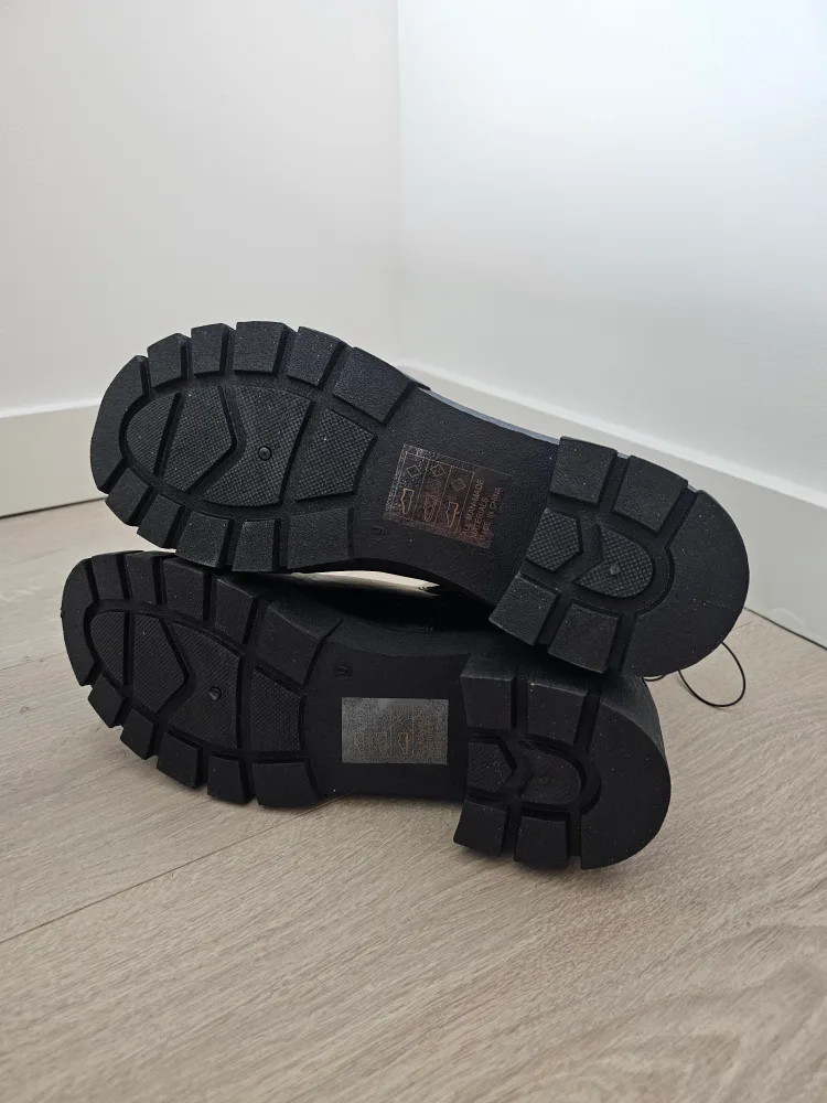 Fashion Nova Penelope Lug Sole Boots - Black image indicator(4)