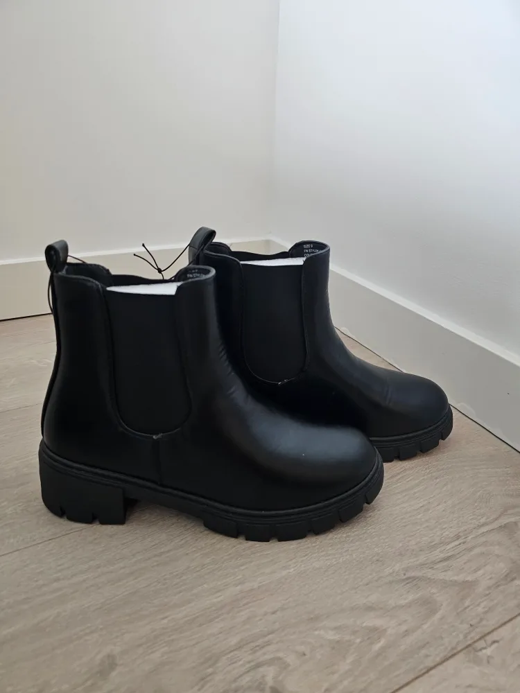 Fashion Nova Penelope Lug Sole Boots - Black image indicator(7)