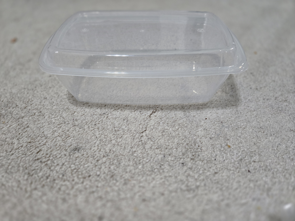 Plastic containers with lids - photo 2