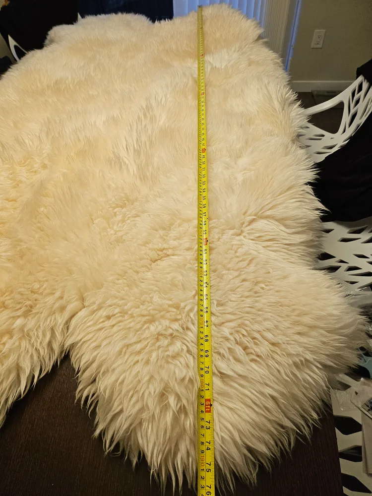 Cream-coloured Sheepskin Rug image indicator(3)