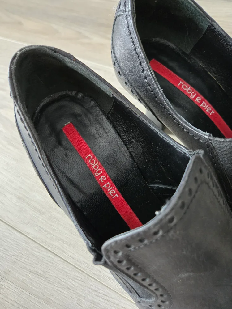 Women's Black Leather Heels, Size 7 image indicator(4)