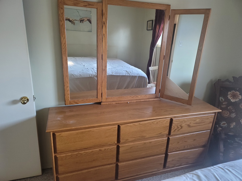 Oak dresser with tri-fold mirror - photo 3