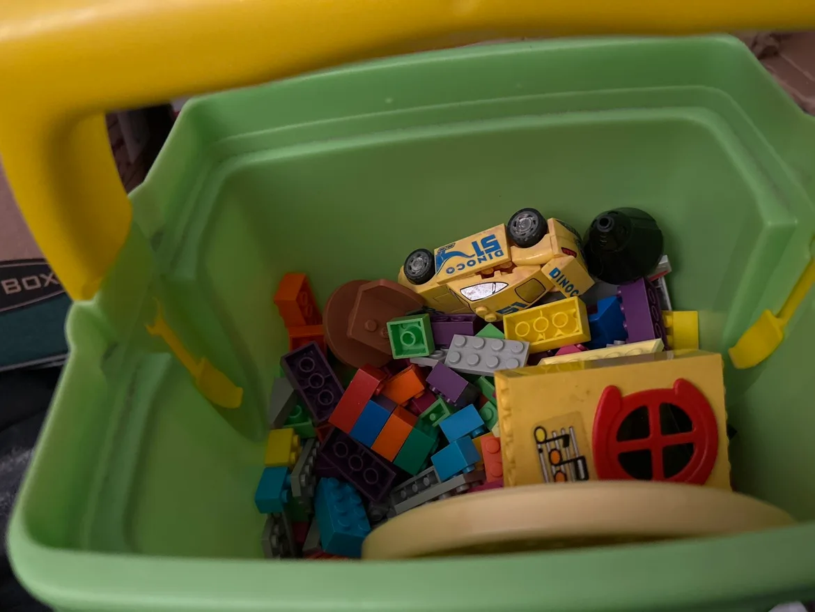 Mega Bloks 600 Piece Building Set with Storage Bin image indicator(2)