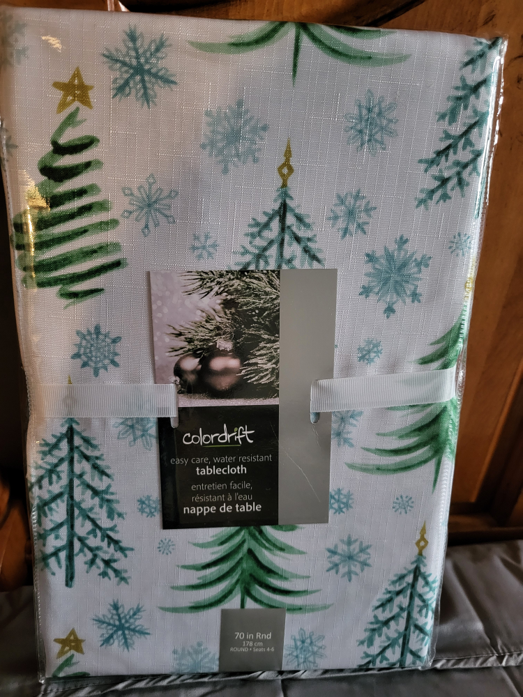 New Christmas 70 Inch Round Tablecloth Easy Care/Water Resistant