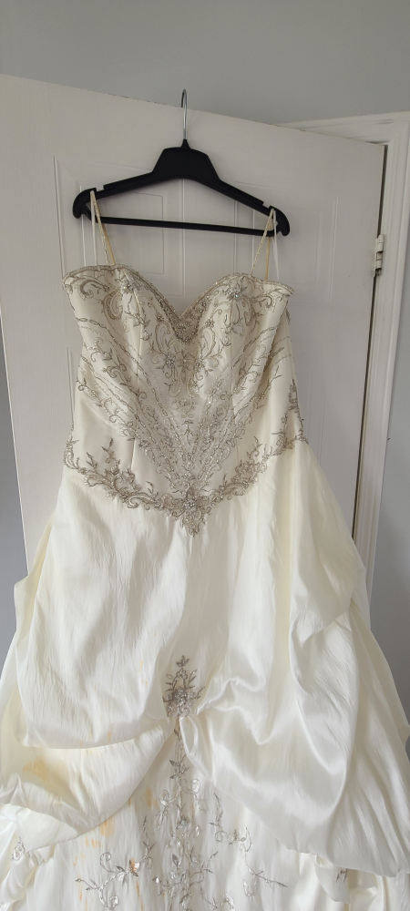 Beautiful Off-White Wedding Gown with Embellishments - photo 2