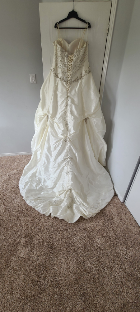 Beautiful Off-White Wedding Gown with Embellishments - photo 5