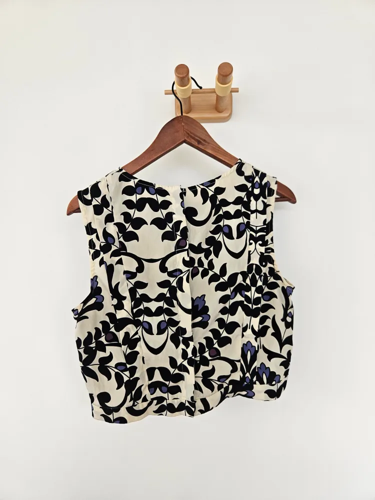 Floral blouse with ruffles image indicator(2)
