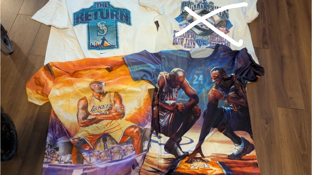 Bundle of 4 vintage graphic tees thumbnail