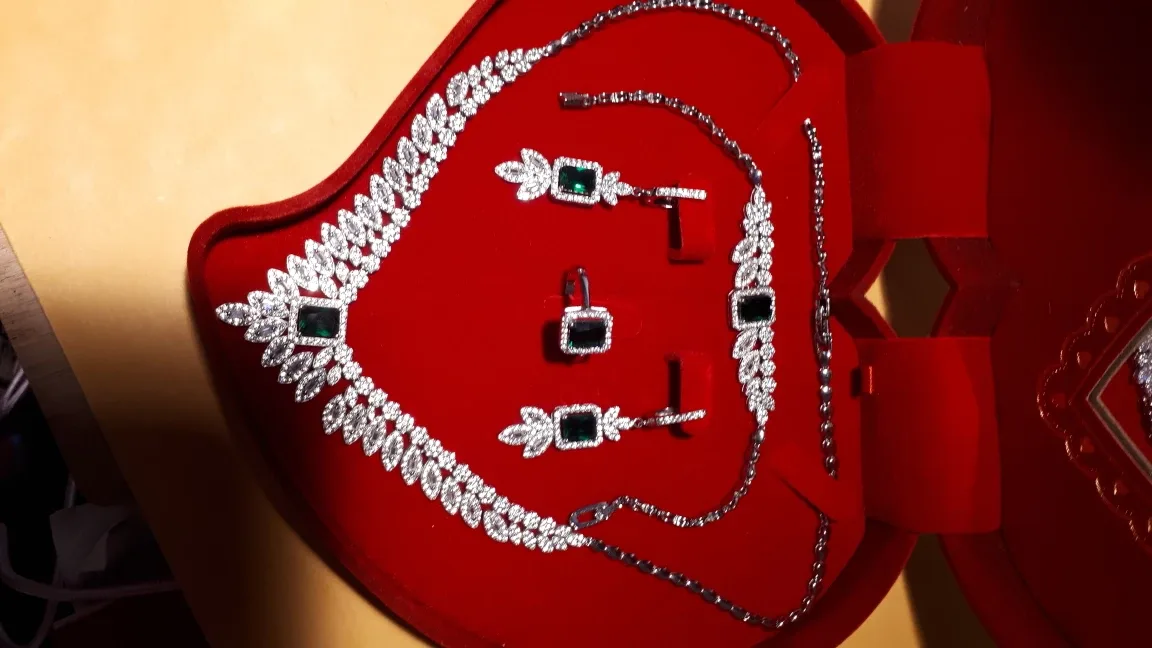 Brand new 925-Elegant Emerald and Cubic Zirconia silver image indicator(2)