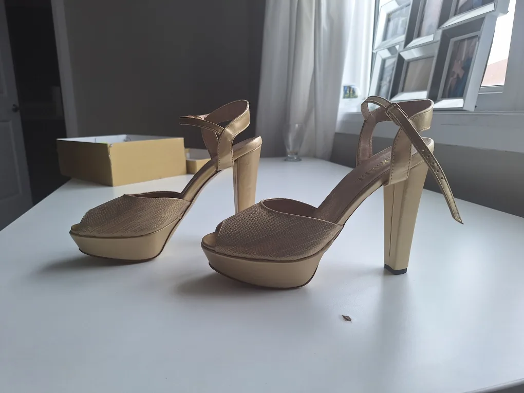 Gold Platform Heels - Size 9 image indicator(8)