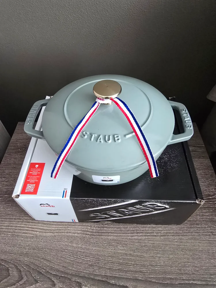 Staub Cocotte 18cm Round French Oven - Eucalyptus 1.6 liters image indicator(8)