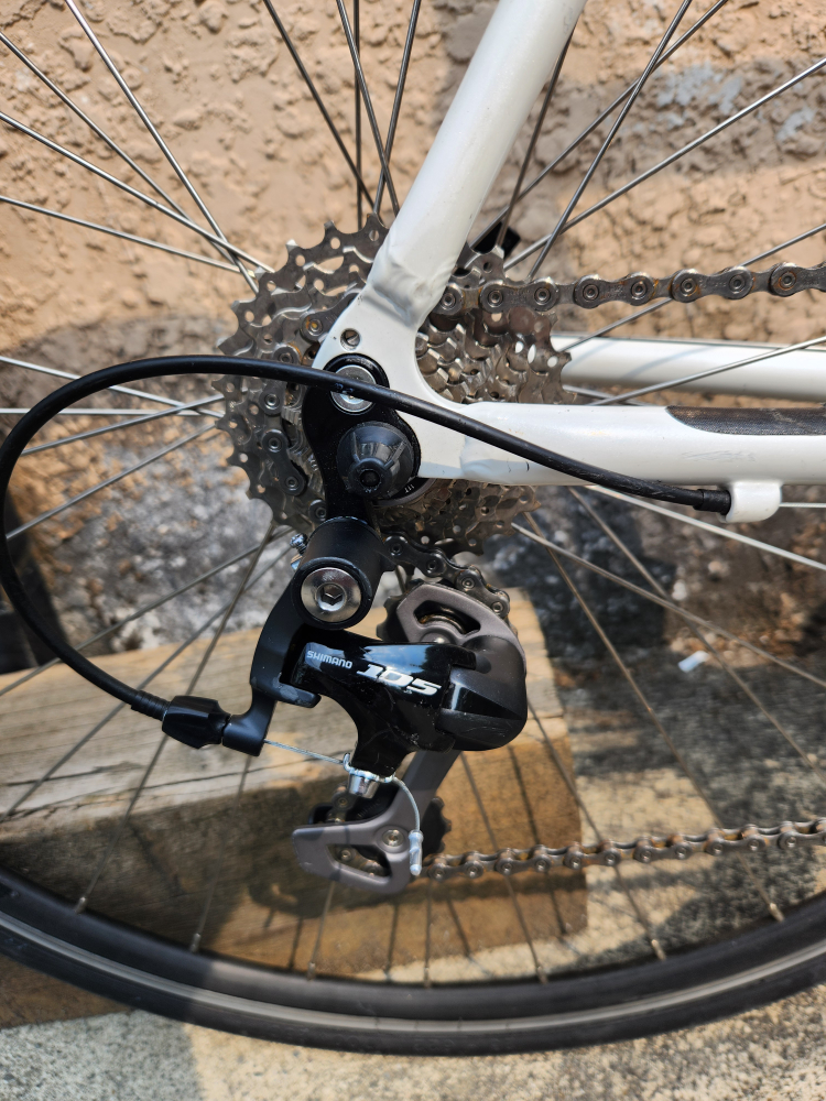 Refurbished 2011 Windsor Fens Road Bike - photo 3