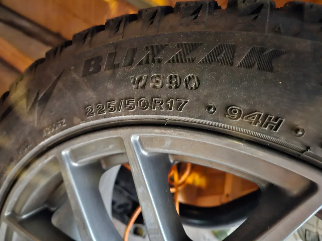 Used winter rims and tires image indicator(2)