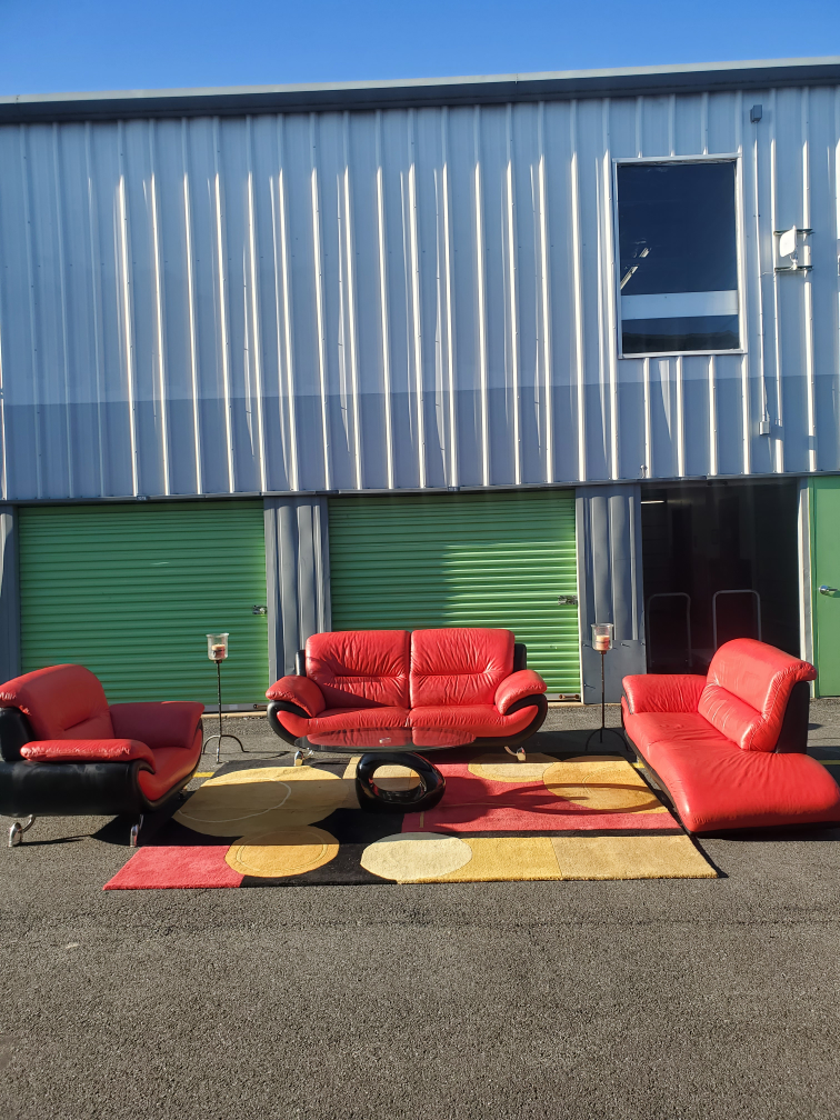 Ramour & Flanigan red/black complete living room set.