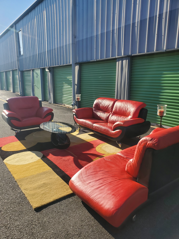 Ramour & Flanigan red/black complete living room set. - photo 3