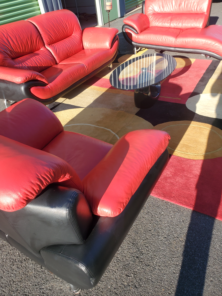 Ramour & Flanigan red/black complete living room set. - photo 5