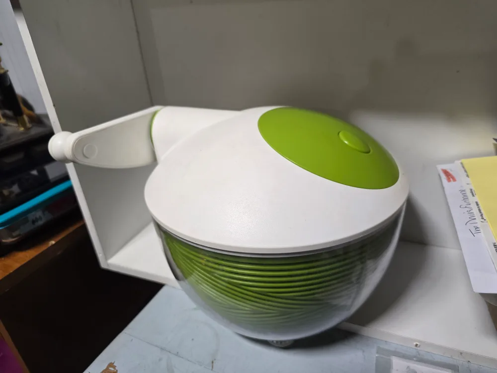Rotating Salad Spinner thumbnail