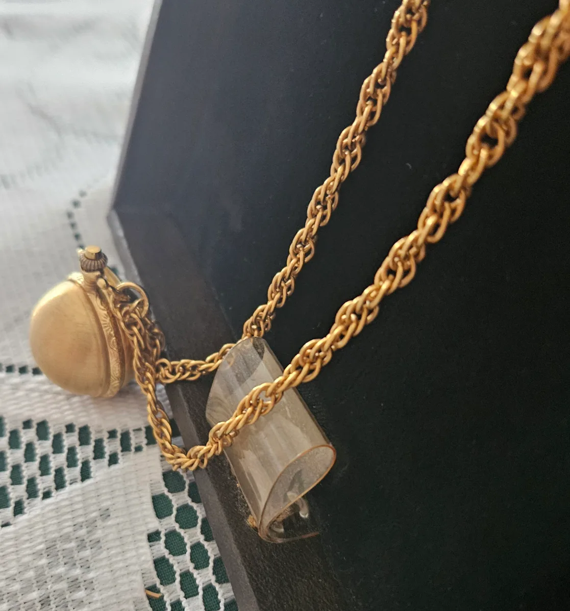 "La Fleur" Quartz Orb Pendant Watch image indicator(4)