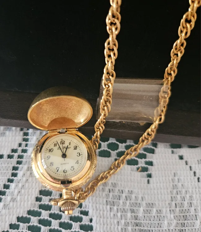 "La Fleur" Quartz Orb Pendant Watch image indicator(9)