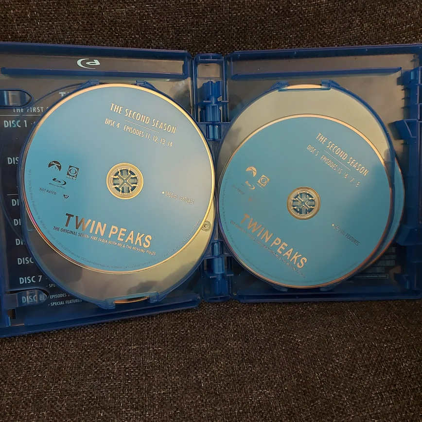 Twin Peaks:  1 & 2 season plus movie Blu-ray image indicator(5)