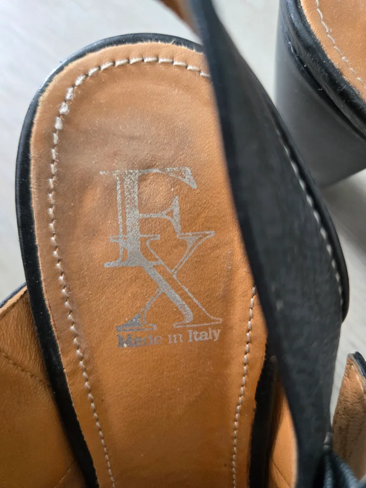 Exibit Women's Black Leather Slingback Heels, Size 8.5 image indicator(5)