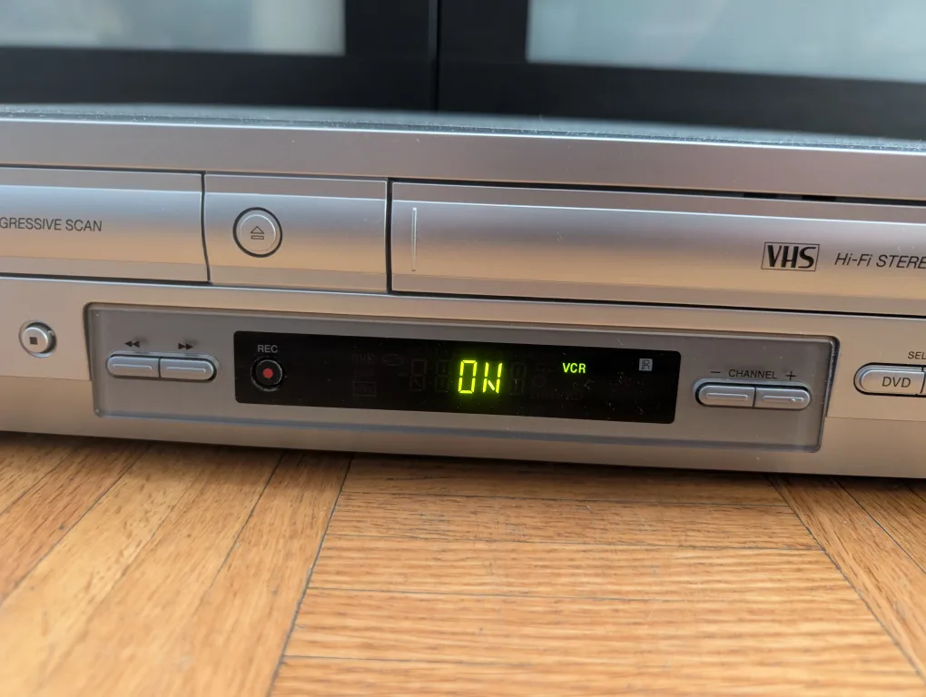 Sony SLV-D300P DVD Player VCR Player Combo Silver (No Remote) image indicator(3)