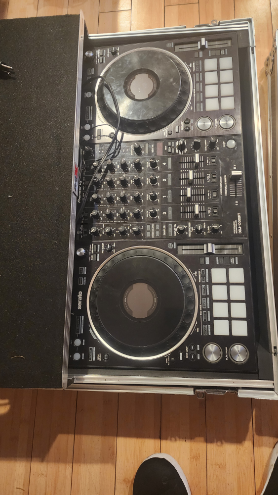 Pioneer DJ DDJ-1000SRT DJ Controller with Case