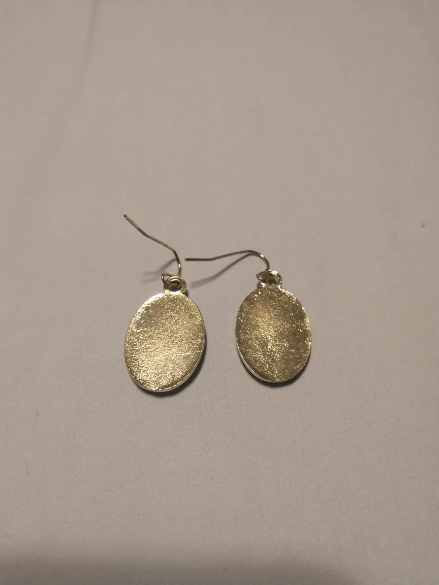 Oval vintage style raven cameo earrings image indicator(3)