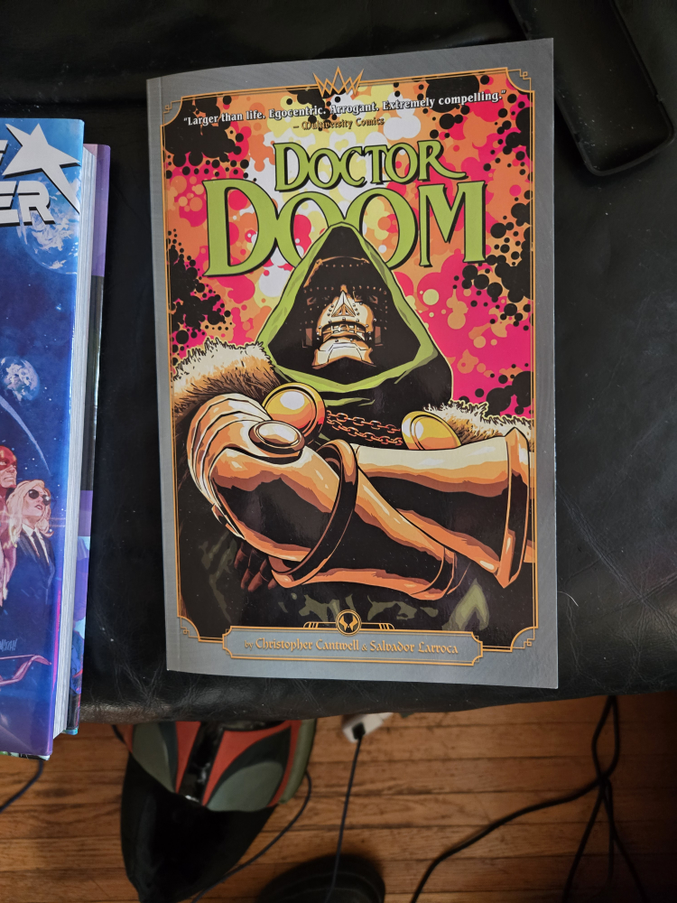 DC Comics Graphic Novels Plus One Marvel - Lot of 5 - photo 3