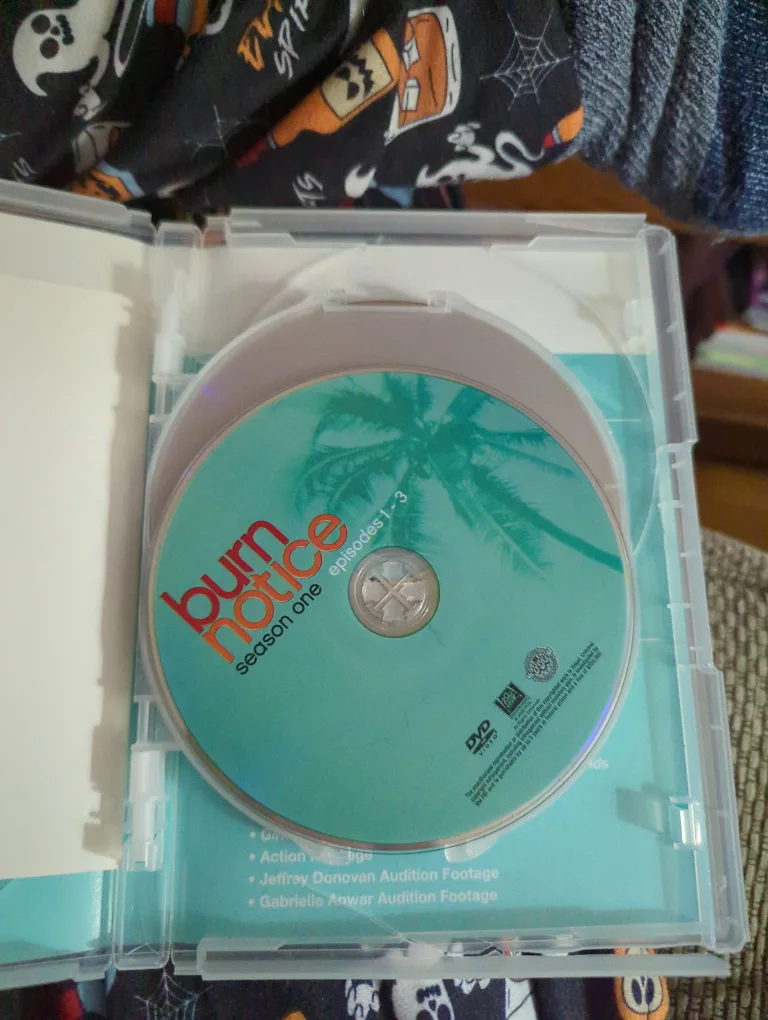 Burn Notice: The Complete First Season - 4-Disc DVD Set image indicator(3)
