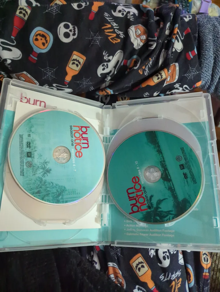 Burn Notice: The Complete First Season - 4-Disc DVD Set image indicator(4)