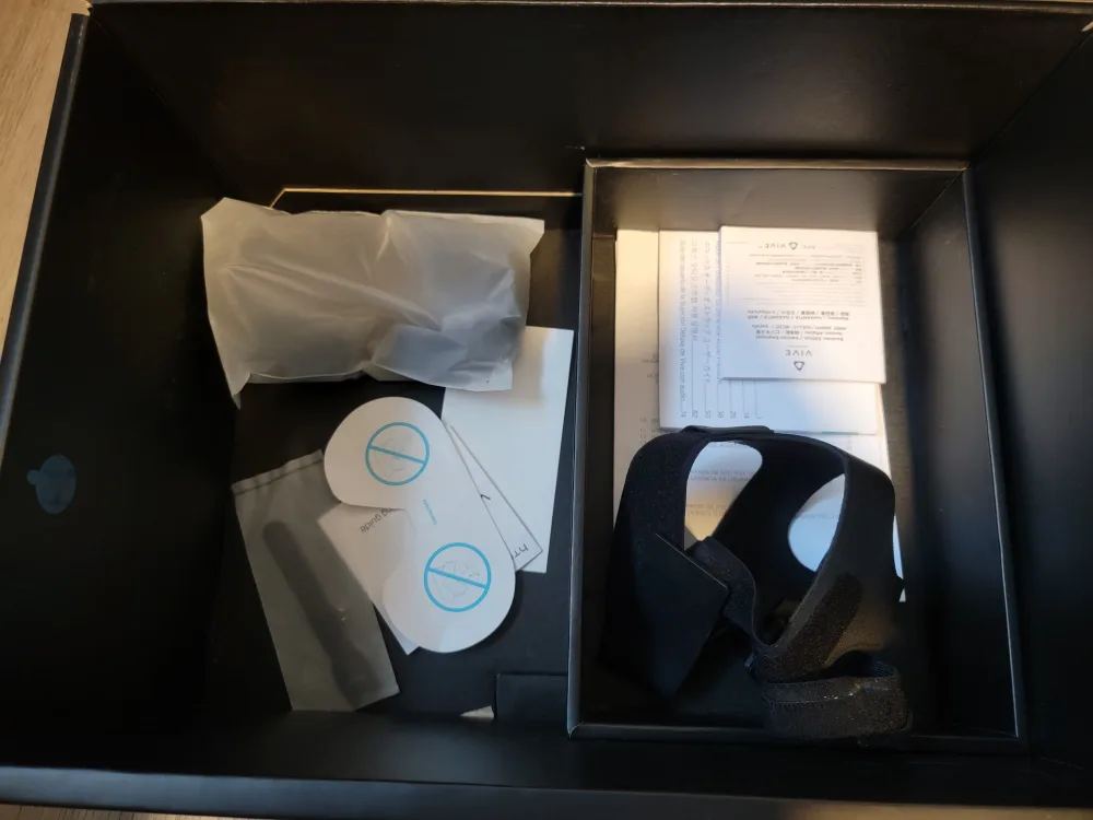 HTC Vive Virtual Reality Headset with Accessories image indicator(5)